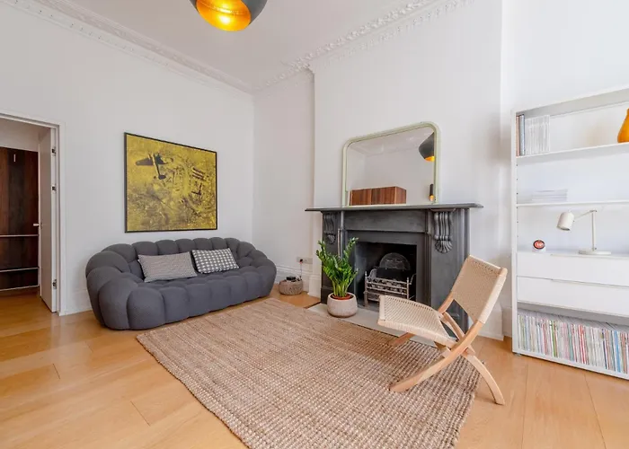 Stylish & Light Victorian 2Bd Flat - Holland Park
