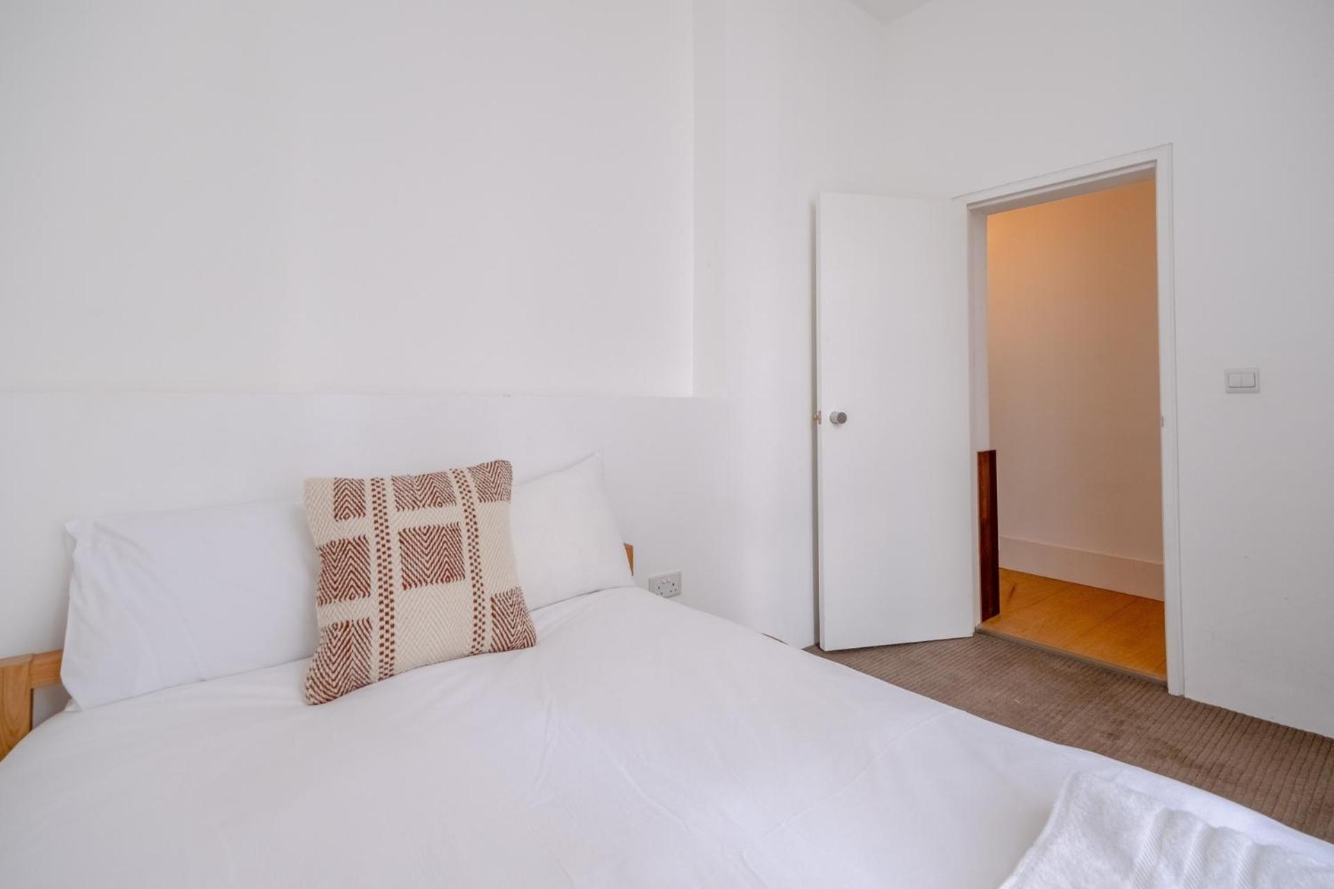 Apartment Stylish & Light Victorian 2bd Flat - Holland Park London
