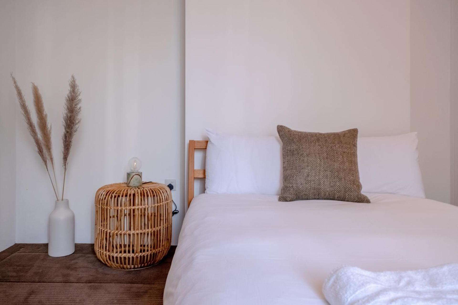 Stylish & Light Victorian 2bd Flat - Holland Park Apartment *