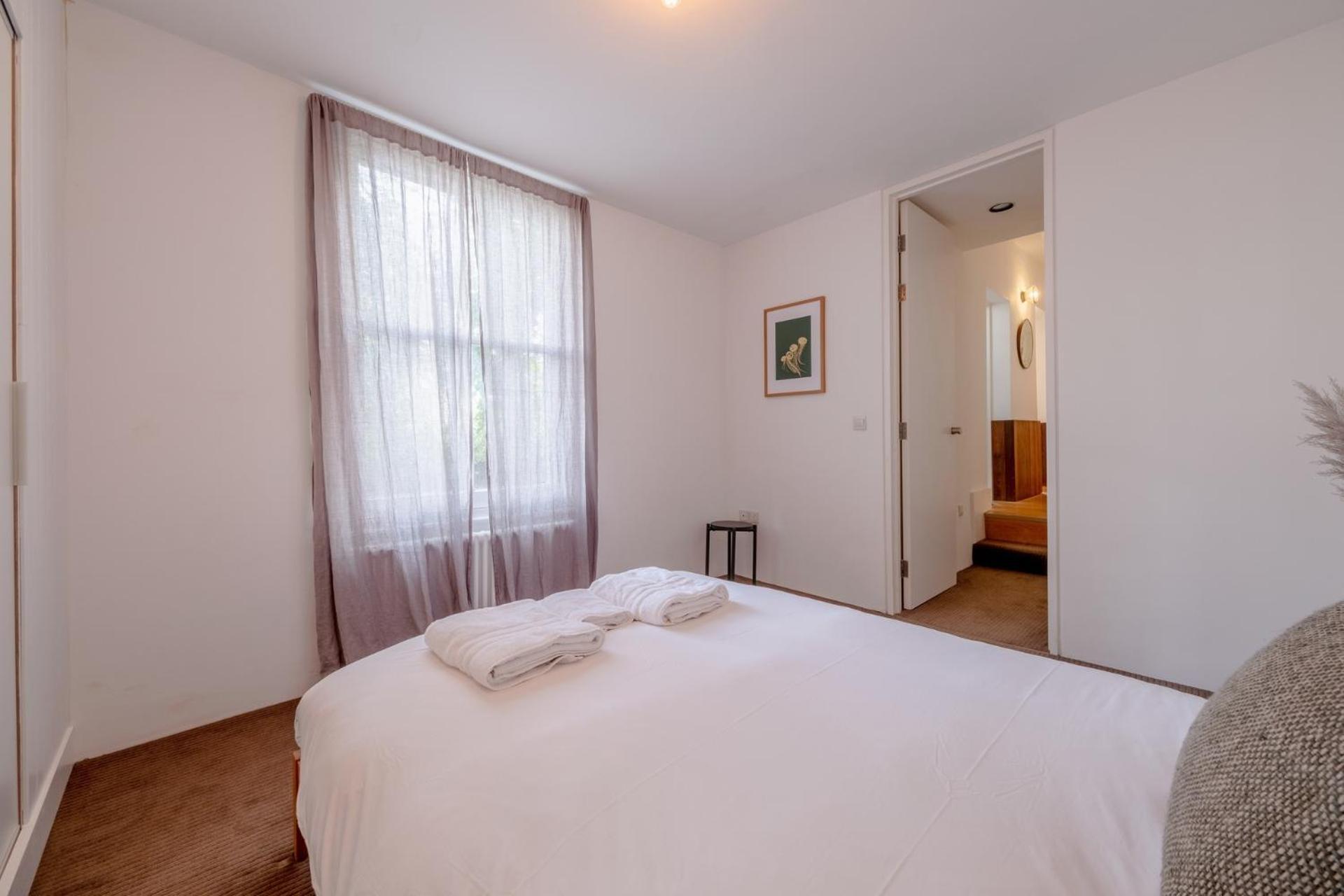 Stylish & Light Victorian 2bd Flat - Holland Park Apartment