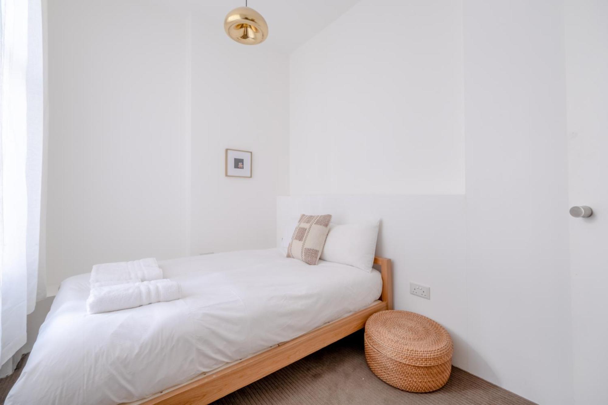 Stylish & Light Victorian 2bd Flat - Holland Park Apartment London