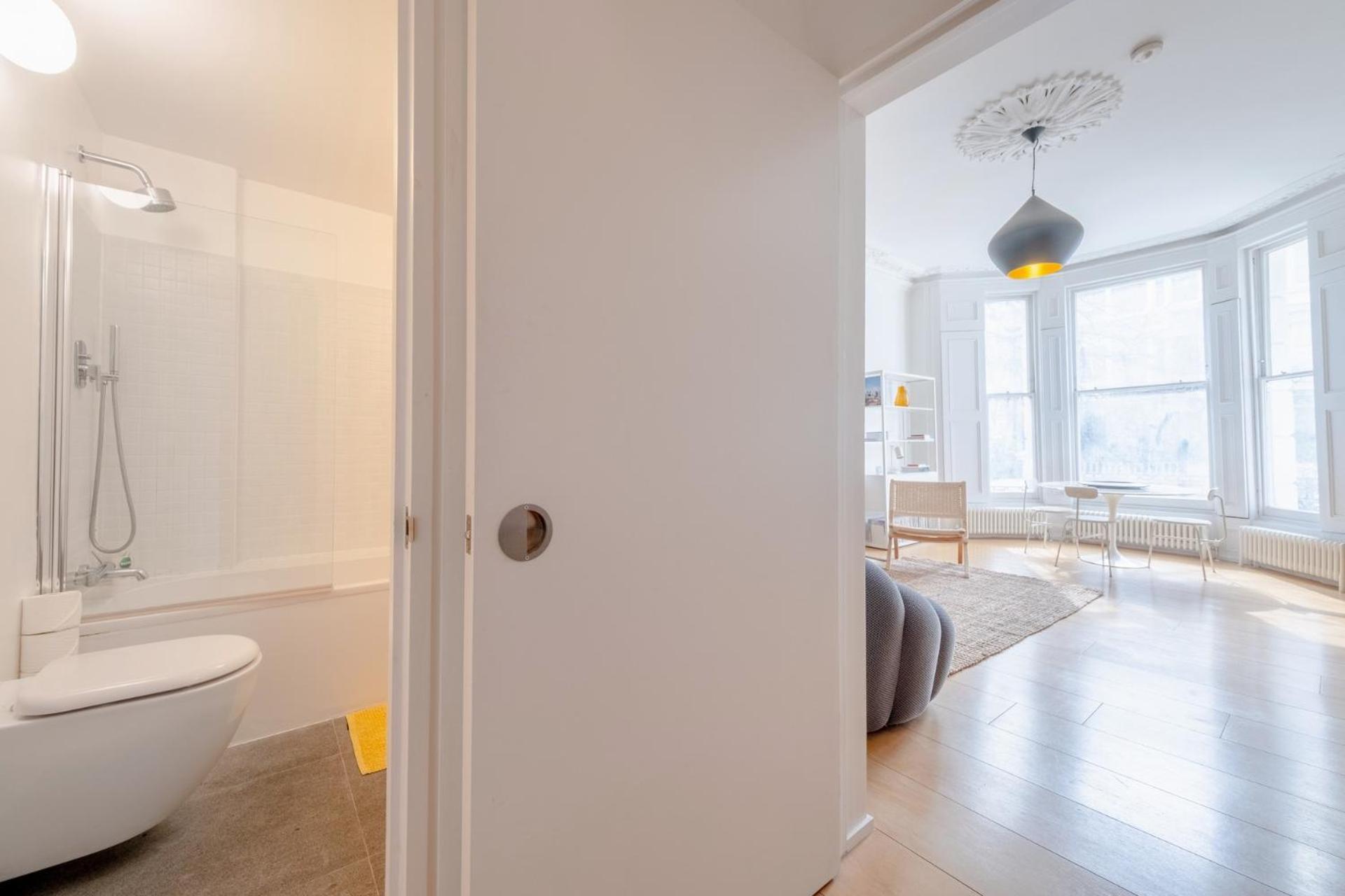 Stylish & Light Victorian 2bd Flat - Holland Park * London