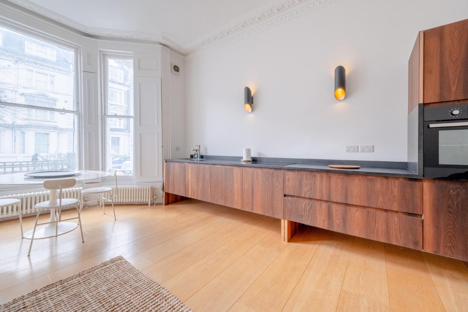 Stylish & Light Victorian 2bd Flat - Holland Park Apartment
