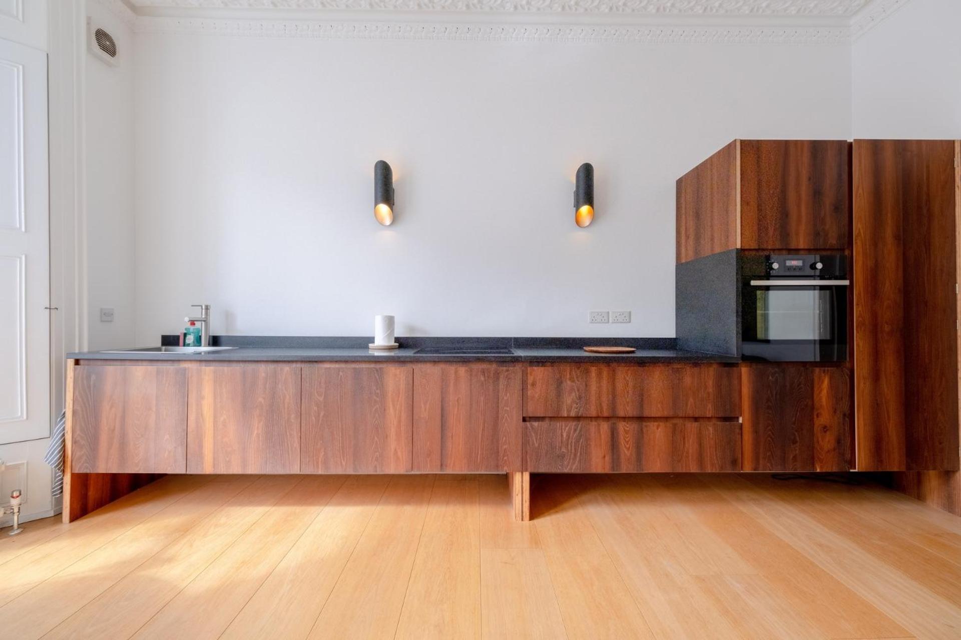 Stylish & Light Victorian 2bd Flat - Holland Park *