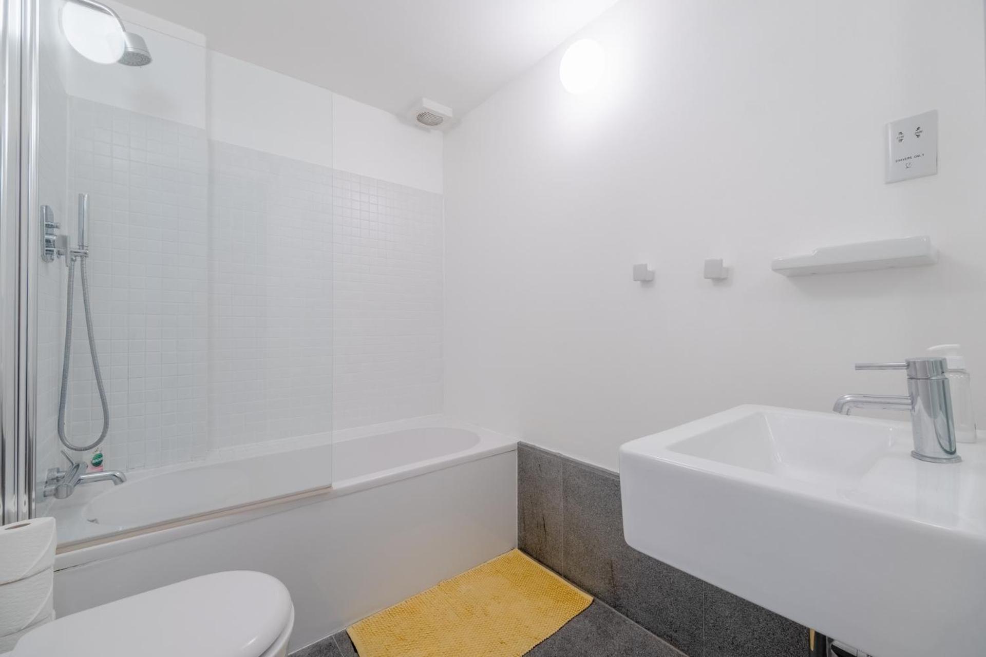 Stylish & Light Victorian 2bd Flat - Holland Park * London