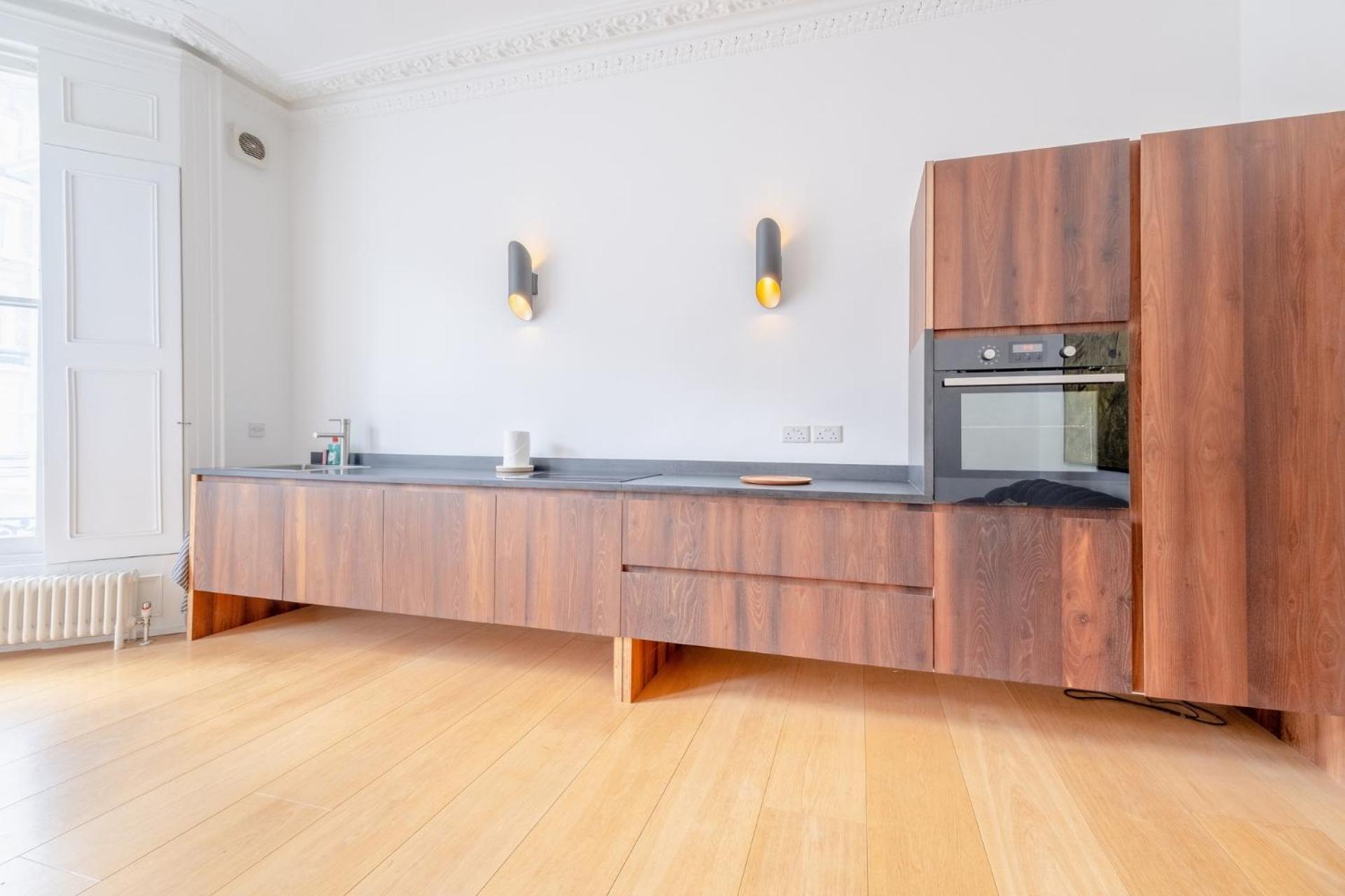 Stylish & Light Victorian 2bd Flat - Holland Park
