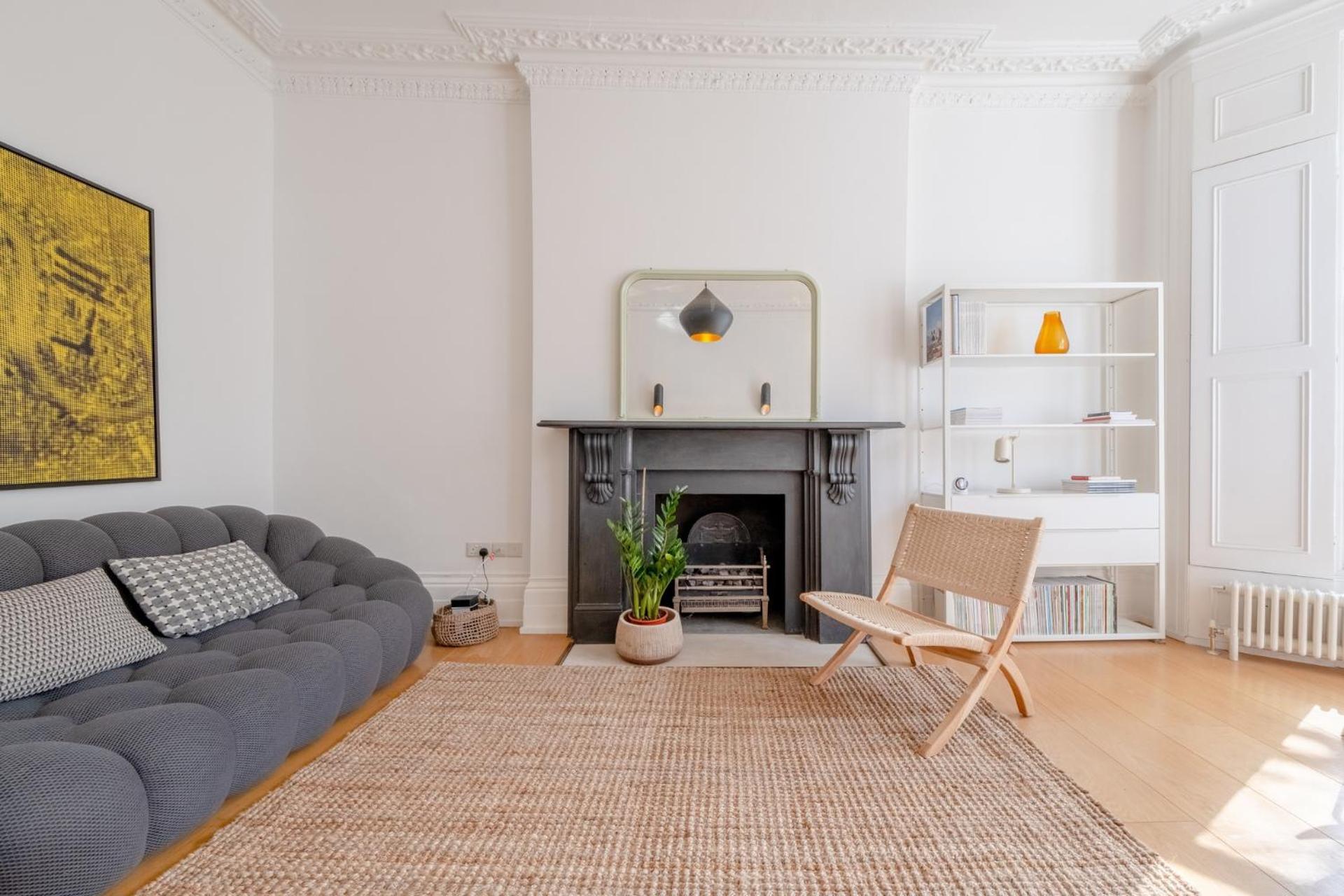 Stylish & Light Victorian 2bd Flat - Holland Park *